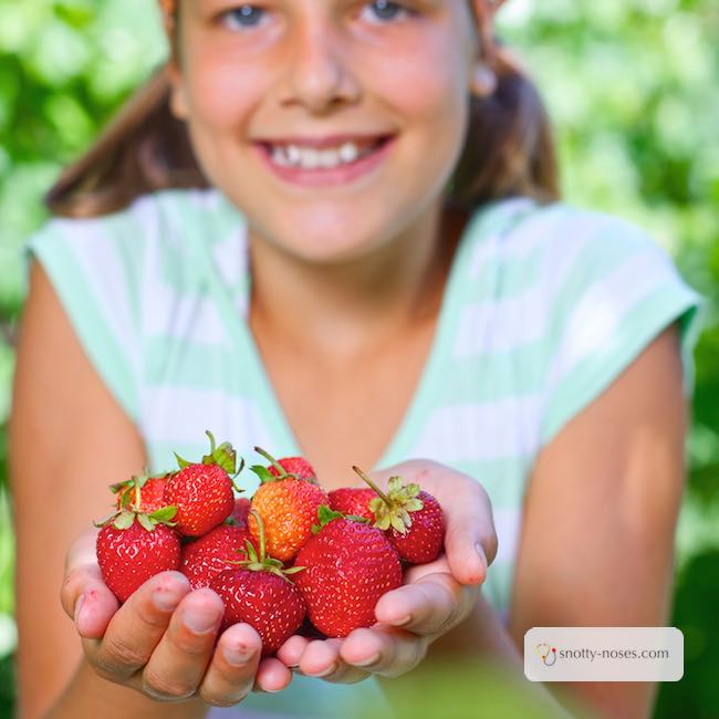 How to Combine Kid's Treats and Healthy Eating. Healthy Eating for Kids is really important but that doesn't mean no treats ever! How do you keep treats in check and still help your kids eat healthily?