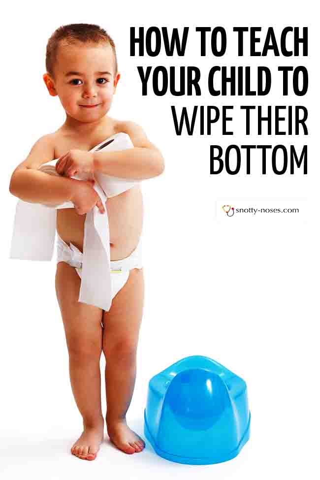 een kleine jongen opstaan met een luier op, met een aantal rollen toiletpapier (leren om zijn kont af te vegen). Naast een blauw potje. # ouderschap #peuter #wipebottom #toilettraining #pottytraining #toiletingkid